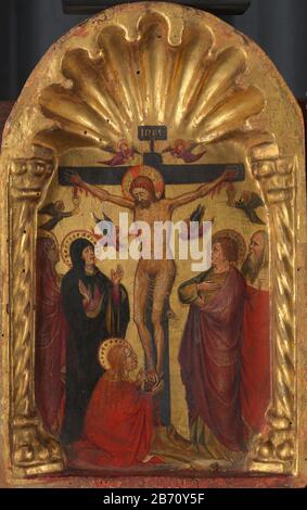 Kruisiging, SK-A-4008  Crucifixion. Christ on the cross. Left the two Marys, right John and Joseph of Arimathea; Mary Magdalene kneeling at the foot of the cross. Angels catch Christ's blood in chalices. Gold background. With integrated lijst. Manufacturer : painter: Niccolò da Foligno Dating: 1435 - 1502 Physical characteristics: tempera on panel material: Panel Dimensions: integer: h 33.0 cm. (Bar-shaped, painting and frame are one single part) b × 21.0 cm. (Bar-shaped, painting and frame are a single unit) × d 5.3 cm.  Subject: crucified Christ, with particular persons under the cross