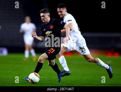 Manchester United's Daniel James (left) and LASK Linz's James Holland battle for the ball during the UEFA Europa League round of 16 first leg match at Linzer Stadion, Linz. Stock Photo