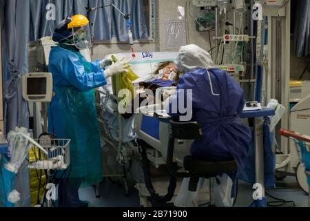 Tehran, Iran. 12th Mar, 2020. Medics and nurses wearing masks and hazmat suits treat patients infected with the new coronavirus COVID-19, at Sina hospital in southern Tehran. According to the last report by the Ministry of Health, 10,075 people were diagnosed with the Covid-19 coronavirus and 429 people have died in Iran. Credit: ZUMA Press, Inc./Alamy Live News Stock Photo