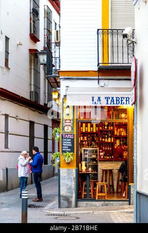 A street in the Alfalfa neighbouhood and exterior La Taberna Del Rey tapas bar, Seville, Andalusia, Spain Stock Photo