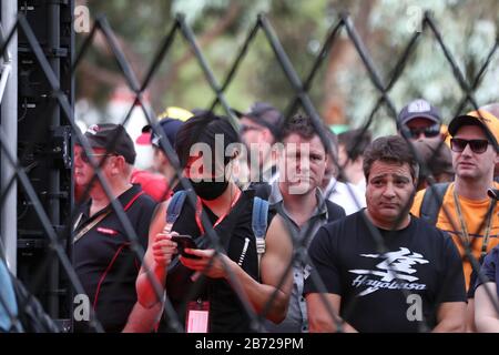 Melbourne, Australia . 13th Mar, 2020. Formula One, Australian Grand Prix, Practice Day; Fan in a face mask wait to be let into the circuit while they wait for news Credit: Action Plus Sports Images/Alamy Live News Stock Photo