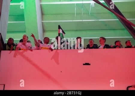 The Borussia Monchengladbach players celebrate the victory, jubilation, cheering, cheering, joy, cheers, celebrate, final jubilation, balcony, balustrade, football 1st Bundesliga, 21st matchday, Borussia Monchengladbach (MG) from an upper tier with the locked-out fans. 1.FC Cologne (K) 2: 1, on March 11th, 2020 in Borussia Monchengladbach/Germany. | usage worldwide Stock Photo