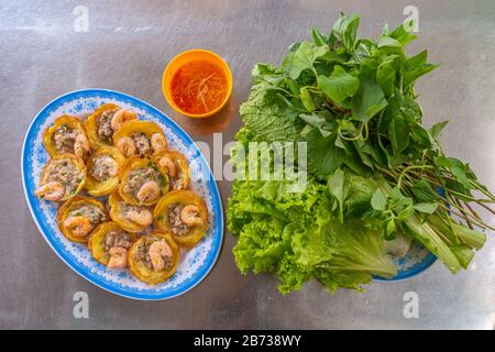 Delicious Vietnamese street food- fried shrimp pancakes, Banh khot Stock Photo