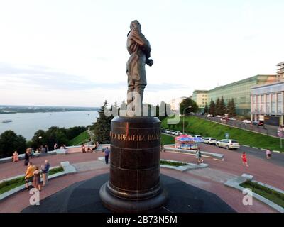 NIZHNY NOVGOROD, RUSSIA JULY 18, 2016: People near the monument to Chkalov. Chkalov monument on the main square in Nizhny Novgorod Stock Photo