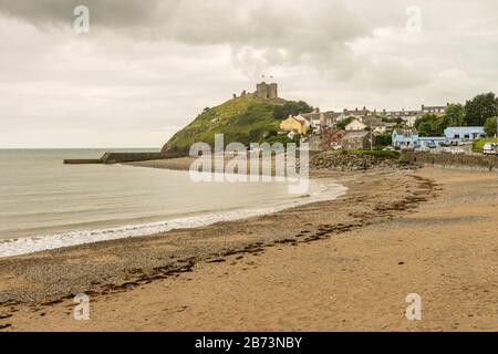 The ruins of Criccieth Castle dominate the beach at Criccieth, Wales. Stock Photo