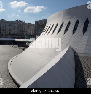 Le Havre, Kulturzentrum LE VOLCAN von Oskar Niemeyer 1977-82, Wohnbauten 1950er Jahre von Auguste Perret Stock Photo