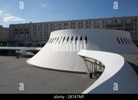 Le Havre, Kulturzentrum LE VOLCAN von Oskar Niemeyer 1977-82, Wohnbauten 1950er Jahre von Auguste Perret Stock Photo