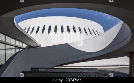 Le Havre, Kulturzentrum LE VOLCAN von Oskar Niemeyer 1977-82, Teilansicht mit Spiralrampe Stock Photo