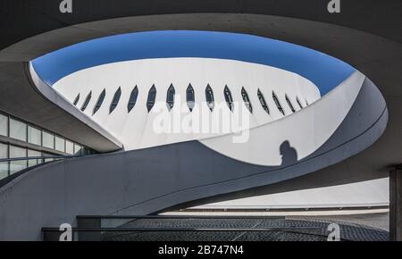 Le Havre, Kulturzentrum LE VOLCAN von Oskar Niemeyer 1977-82, Teilansicht mit Spiralrampe Stock Photo