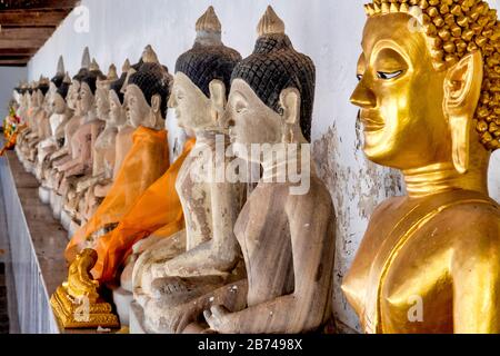 Buddha statues made of Phayao pink sandstone in Wat Si Khom Kham, Phayao, Thailand Stock Photo
