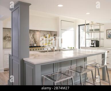 Contemporary kitchen with dramatic backsplash Stock Photo