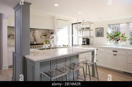 Contemporary kitchen with dramatic backsplash Stock Photo