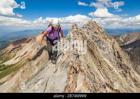 Mylène Jacquemart balances across the Knife Edge on the Northeast Ridge of Capitol Peak, Elk Mountains, Colorado. Stock Photo