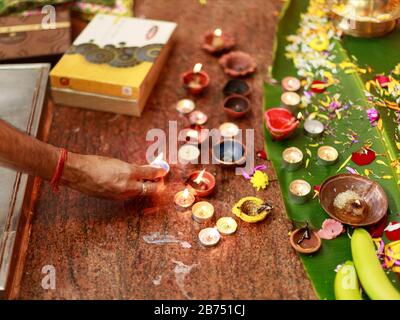 Worshippers celebrate Diwali at Hindu Temple of Happy Valley in Hong ...