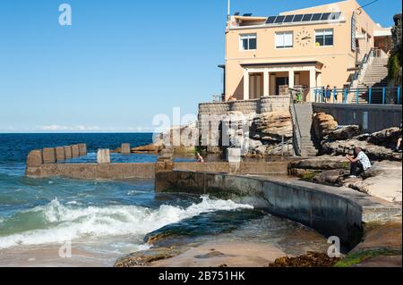 24.09.2019, Sydney, New South Wales, Australia - Ross Jones Memorial Pool Swimming Pool at the beach of Coogee Beach. Next to it is the building of the Coogee Surf Life Saving Club. [automated translation] Stock Photo