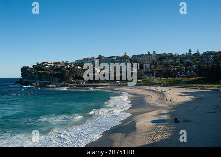 24.09.2019, Sydney, New South Wales, Australia - Elevated view of Bronte Beach with buildings in the background [automated translation] Stock Photo