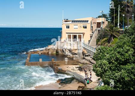 24.09.2019, Sydney, New South Wales, Australia - Ross Jones Memorial Pool Swimming Pool at the beach of Coogee Beach. Next to it is the building of the Coogee Surf Life Saving Club. [automated translation] Stock Photo