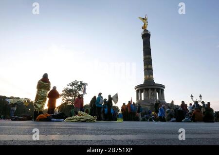 The activist group 'Extinction Rebellion' has started a protest for climate protection at the Berlin Victory Column. Hundreds of environmental activists occupied an important traffic junction, the 'Großer Stern', on the Berlin Siegessaeule. The activists demonstrate with the blockades against the climate catastrophe and the extinction of species. [automated translation] Stock Photo