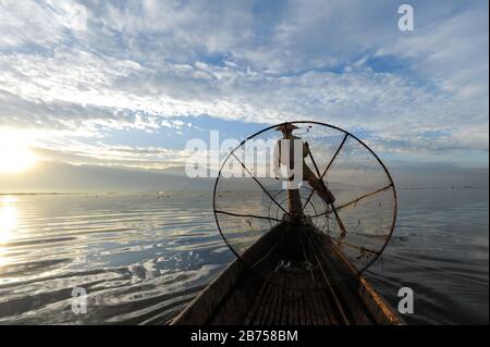 05.03.2014, Nyaung Shwe, Shan State, Myanmar, Asia - A one-legged rower paddles early in the morning along the northern shore of Lake Inle. The lake is located in Shan State in the centre of Myanmar, on the shores of which the Inthas live, who feed themselves mainly through fishing and agriculture. [automated translation] Stock Photo