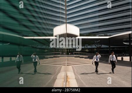 03.02.2018, Singapore, Republic of Singapore, Asia - Two employees at the entrance to the office building The Gateway in the city centre. [automated translation] Stock Photo