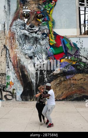 11.06.2018, Lisbon, Portugal, Europe - A couple dancing Lambada on a footpath. [automated translation] Stock Photo