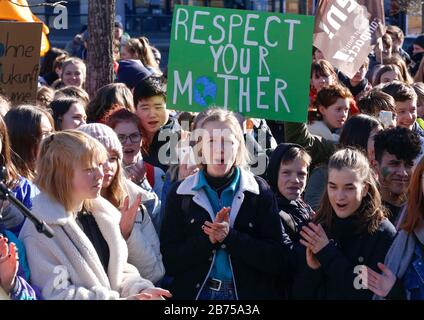 Pupils demonstrate during a 'Friday for Futre' demonstration in Berlin, on 22.02.2019. Pupils demonstrated nationwide for climate protection and against idle politicians. Since December, students in Berlin have been protesting against climate change at the 'Fridays for Future'. [automated translation] Stock Photo