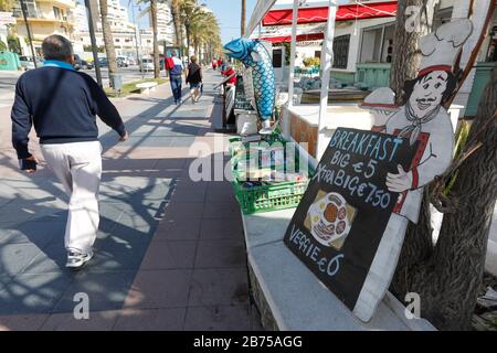A man walks past an advertising sign advertising 'Big Breakfast' in Torremolinos, Spain, Costa del Sol, on 13.02.2019. The possible brexite has considerable consequences for the Spanish economy.15 million British holidaymakers came to Spain last year and spent 14 billion euros. With a pound that depreciates sharply, they will spend less money, or seek targets in their own kingdom. The same applies to the 760,000 British citizens who have a second residence in Spain. [automated translation] Stock Photo
