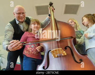 Golzow, Germany. 11th Mar, 2020. Stefan Große Boymann, musician on double bass with the Brandenburg State Orchestra Frankfurt (Oder), teaches classical music to pupils of the Golzow primary school. Access to musical education is difficult in the rural areas of Brandenburg. Music schools or concert halls often remain unreached due to poor bus and train connections. The Brandenburg State Orchestra Frankfurt (Oder) wants to remedy this at least a little. Credit: Patrick Pleul/dpa-Zentralbild/ZB/dpa/Alamy Live News Stock Photo