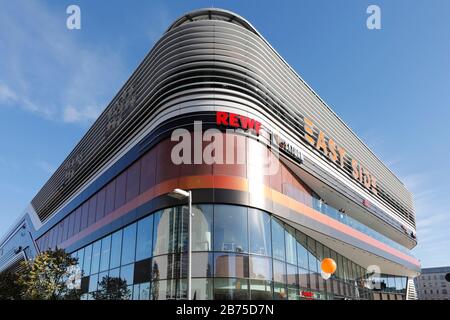 View of the new 'east side mall' in Berlin Friedrichshain, on 31.10.2018. Between Mercedes-Benz Arena and Warsaw Bridge stands Berlin's 69th shopping center, the East Side Mall. [automated translation] Stock Photo