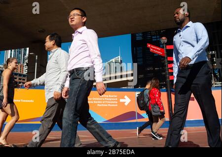 07.05.2018, Sydney, New South Wales, Australia - Pedestrians walk along the shore of Cockle Bay at Darling Harbour during lunchtime. [automated translation] Stock Photo