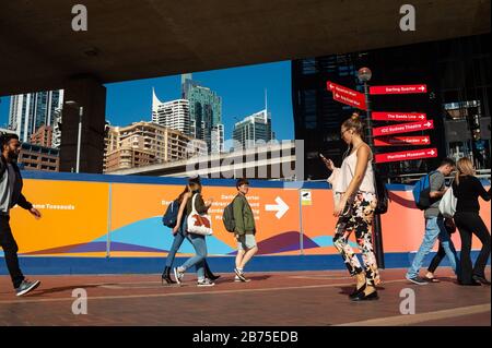 07.05.2018, Sydney, New South Wales, Australia - Pedestrians walk along the shore of Cockle Bay at Darling Harbour during lunchtime. [automated translation] Stock Photo