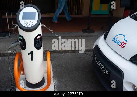 04.04.2018, Singapore, Republic of Singapore, Asia - An electric vehicle from Blue SG will be charged at a charging station in Chinatown. Blue SG is Singapore's first Car-Sharing provider for 100-electric cars with 2000 charging stations in the city. [automated translation] Stock Photo