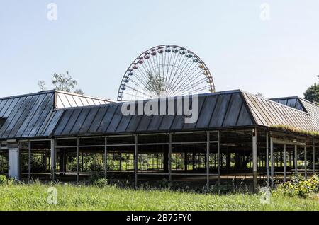 View of the rusting Ferris wheel in the former Spreepark in the Berlin Plaenterwald, in the foreground the abandoned restaurant building. In GDR times the playground was a well visited amusement park. Gruen Berlin GmbH will redesign the park. [automated translation] Stock Photo