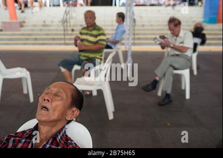 11.03.2018, Singapore, Republic of Singapore, Asia - A group of elderly men are sitting in Crete Ayer Square in Singapore's Chinatown district. [automated translation] Stock Photo