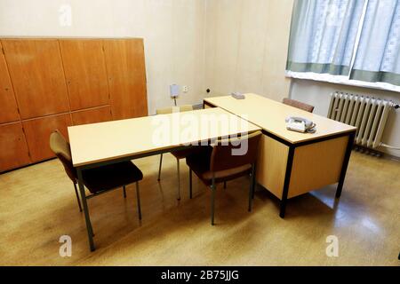 View into an interrogation room of the former central prison of the Ministry of State Security, MfS in Berlin Hohenschoenhausen on 30.01.2018. Today's exhibition at the Hohenschoenhausen Memorial focuses on the experiences of the victims during their detention in Hohenschoenhausen. [automated translation] Stock Photo