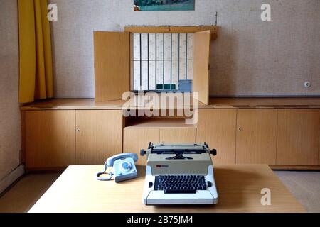 View into an interrogation room with typewriter and telephone of the former central prison of the Ministry of State Security, MfS in Berlin Hohenschoenhausen on 30.01.2018. Today's exhibition at the Hohenschoenhausen Memorial focuses on the experiences of the victims during their detention in Hohenschoenhausen. [automated translation] Stock Photo