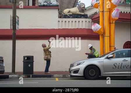 18.01.2018, Singapore, Republic of Singapore, Asia - A street scene on South Bridge Road in front of the Sri Mariamman Temple in Singapore's Chinatown district. [automated translation] Stock Photo