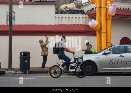 18.01.2018, Singapore, Republic of Singapore, Asia - A street scene on South Bridge Road in front of the Sri Mariamman Temple in Singapore's Chinatown district. [automated translation] Stock Photo