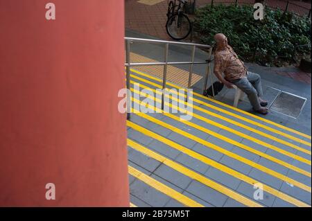 17.12.2017, Singapore, Republic of Singapore, Asia - An elderly man is sitting on a chair in Crete Ayer Square, next to the Buddha Tooth Relic Temple in Singapore's Chinatown district, taking a nap. [automated translation] Stock Photo