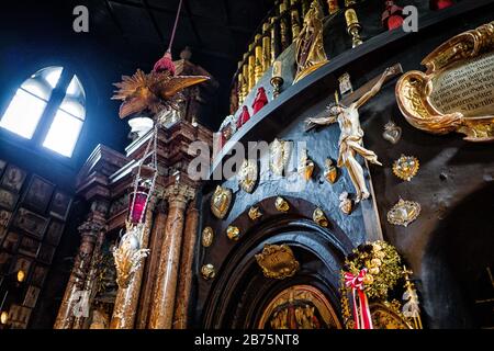 A crucifix and many hearts entwined with thorns decorate the rood screen in the Chapel of Grace in Altötting, which separates the chancel behind it from the rest of the interior. [automated translation] Stock Photo