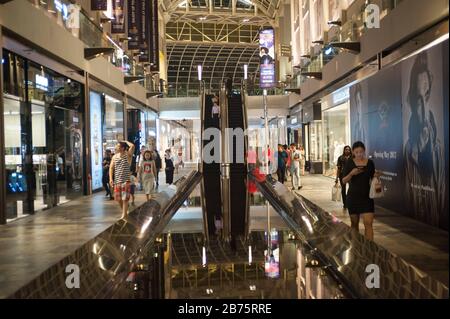 28.04.2017, Singapore, Republic of Singapore, Asia - A view into the shopping gallery of 'The Shoppes' at Marina Bay Sands. In addition to luxury shops, the Marina Bay Sands Hotel and a casino are located throughout the complex. [automated translation] Stock Photo