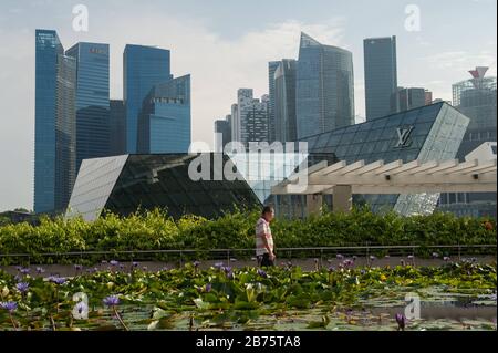 File:Marina Bay Sands and illuminated polyhedral building Louis Vuitton  over the water at blue hour with pink clouds in Singapore.jpg - Wikimedia  Commons