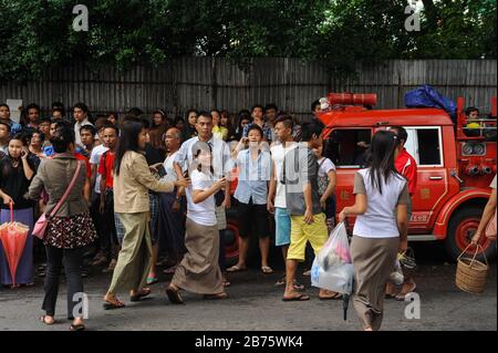 30.07.2013, Yangon, Yangon Region, Republic of the Union of Myanmar, Asia - Onlookers watch a firefighting operation in the center of the former capital. [automated translation] Stock Photo