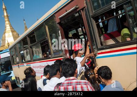 28.01.2017, Yangon, Yangon Region, Republic of the Union of Myanmar, Asia - Passengers board a bus in front of Sule Pagoda in central Yangon. [automated translation] Stock Photo