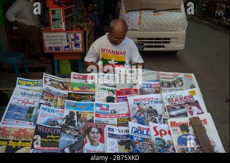 04.02.2017, Yangon, Yangon Region, Republic of the Union of Myanmar, Asia - A newspaper vendor sits behind his kiosk in the center of the former capital. [automated translation] Stock Photo