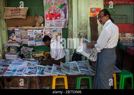 26.01.2017, Yangon, Yangon Region, Republic of the Union of Myanmar, Asia - A newspaper vendor sits behind his kiosk in the center of the former capital. [automated translation] Stock Photo