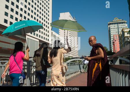 27.01.2017, Yangon, Yangon Region, Republic of the Union of Myanmar, Asia - People crossing a pedestrian bridge at Sule Square in the center of Yangon. [automated translation]