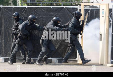 Police officers of the Berlin special task force, SEK, simulated an attack on 11.09.2016. The SEK presented its work during the open day at the Berlin state police school. [automated translation] Stock Photo