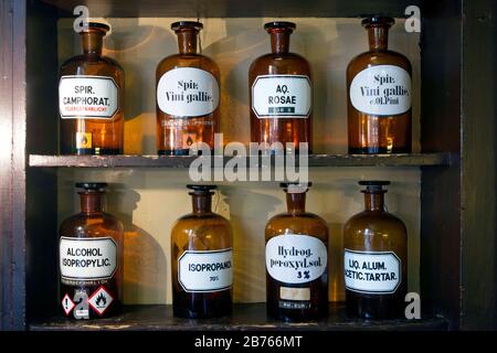 Vessels and apothecary instruments in the historic Berg Pharmacy in Clausthal-Zellerfeld. In 1674 the present Berg-Apotheke was built, one of the oldest pharmacy buildings in Germany, which houses a pharmacy without interruption. [automated translation] Stock Photo