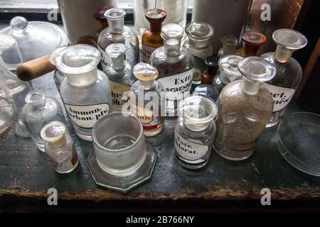 Vessels and apothecary instruments in the historic Berg Pharmacy in Clausthal-Zellerfeld. In 1674 the present Berg-Apotheke was built, one of the oldest pharmacy buildings in Germany, which houses a pharmacy without interruption. [automated translation] Stock Photo